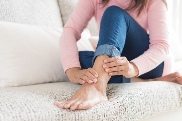 Jak bol, hladne ruke ili noge, oticanje – znakovi da se hitno javite lekaru